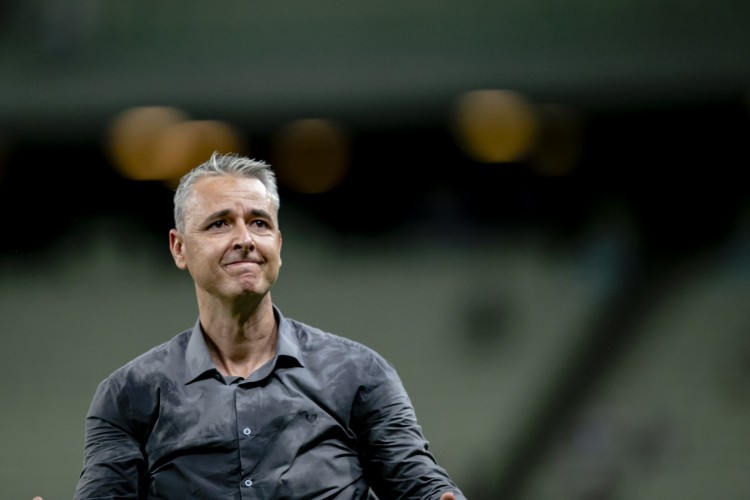 Tiago Nunes estreou no maior clássico do Estado com goleada