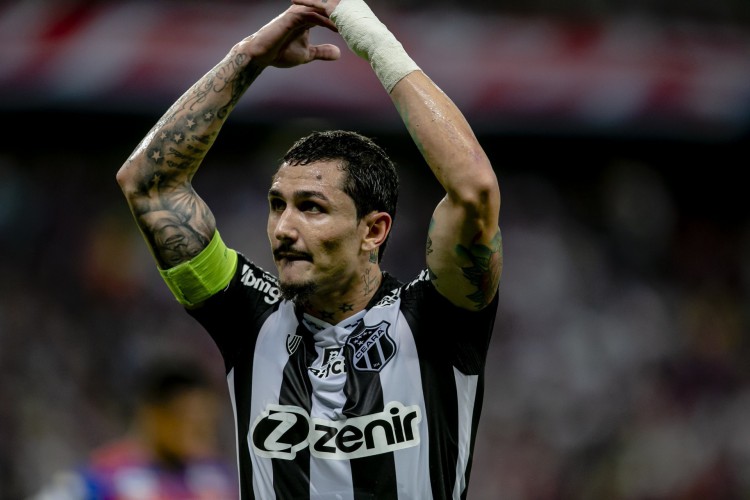 FORTALEZA, CE, BRASIL, 17-11.2021: Vina. Fortaleza x Ceara, pelo Campeonato Brasileiro, na Arena Castelão, Classico Rei. em epoca de COVID-19. (Foto:Aurelio Alves/ Jornal O POVO)