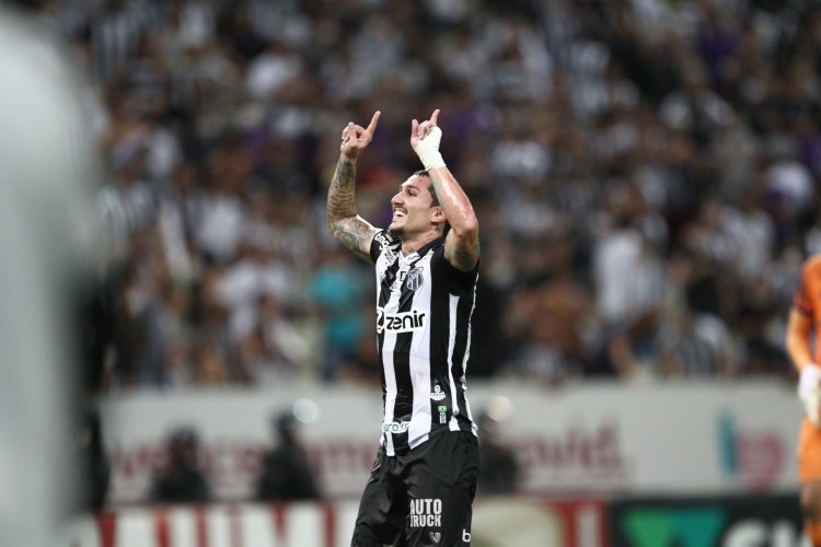 Vina concedeu entrevista p&oacute;s-jogo e falou sobre o gol, a classifica&ccedil;&atilde;o do Cear&aacute; e sua rela&ccedil;&atilde;o com a torcida