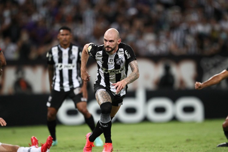 FORTALEZA,CE, BRASIL, 14.11.2021: Marlon, jogador do Ceará, comemora gol no Jogo pela serie A do campeonato brasileiro, Ceará vs Sport, arena Castelão.   (Fotos: Fabio Lima/O POVO).