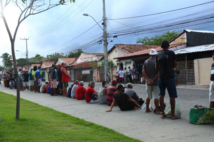 Pessoas em situação de rua fazem fila em frente à Casa de Apoio diariamente para receber café da manhã
