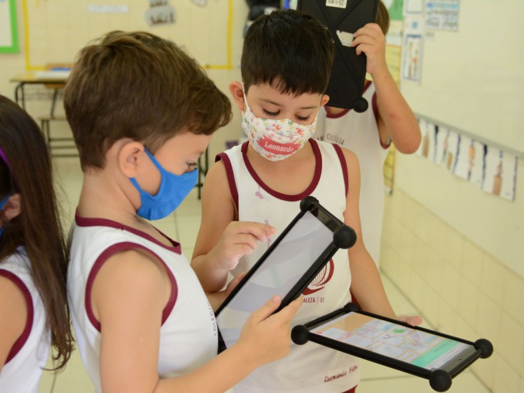 o Colégio Santa Cecília tem inserido o uso das tecnologias no ensino já na Educação Infantil através do projeto Ateliê Digital 