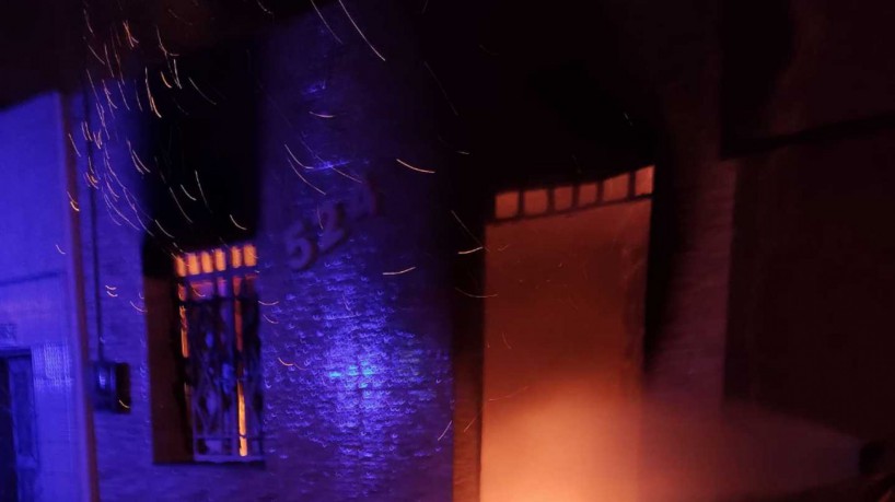 A casa foi incendiada pelo ex-companheiro no município de Iguatu (foto: divulgação/Corpo de Bombeiros )