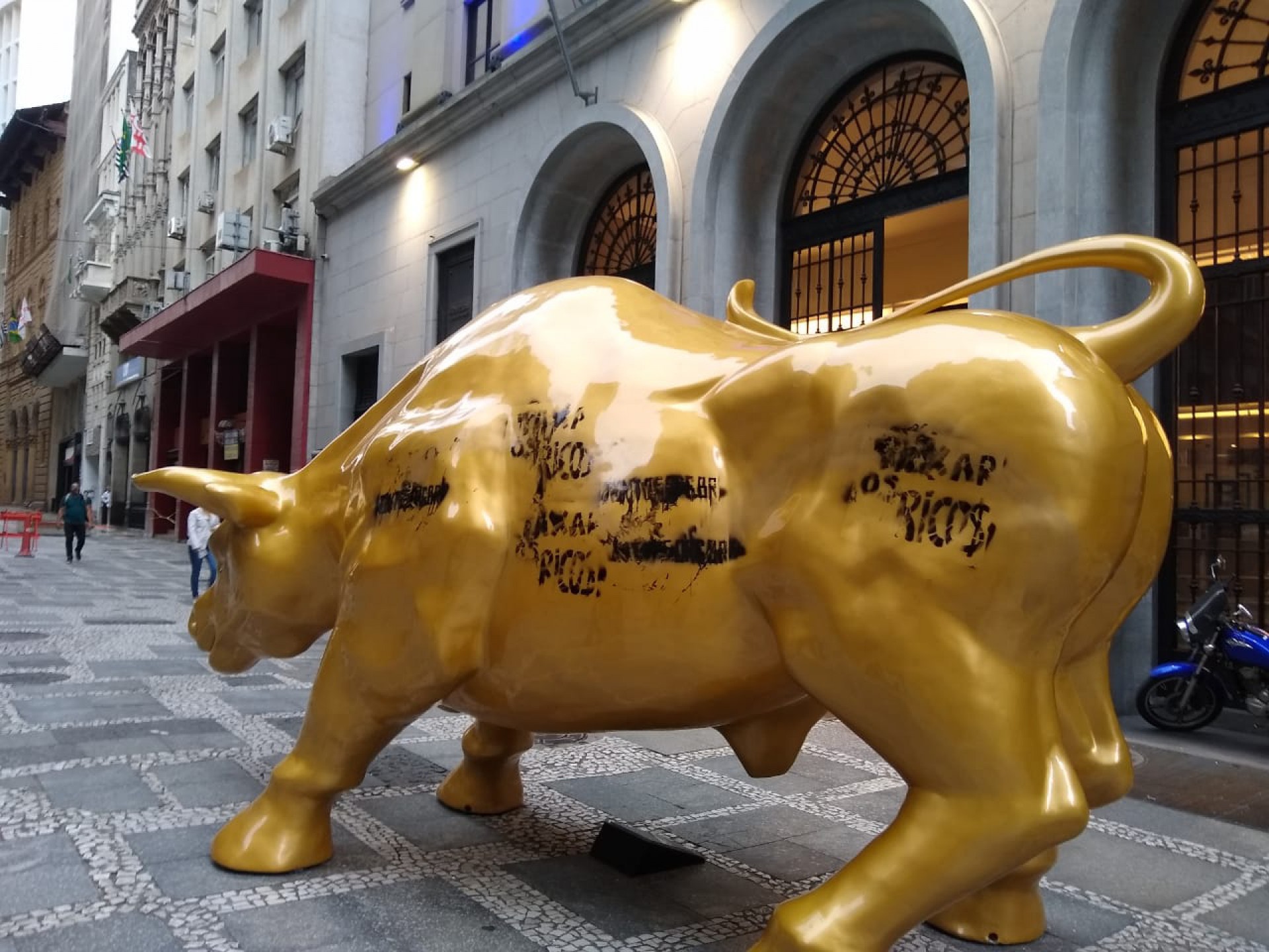 Manifestação pedindo a taxação de ricos no Touro de ouro da B3 (Foto: Reprodução/Redes Sociais coletivo Juntos)