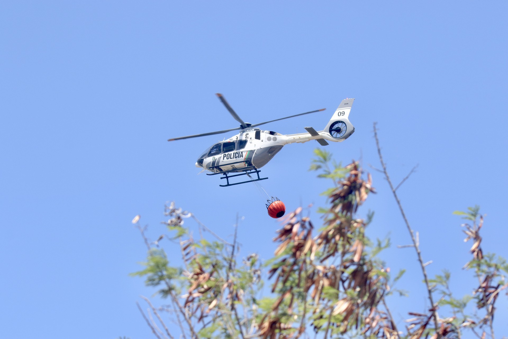 (Foto: DEMITRI TÚLIO)Helicópteros usados no combate ao fogo
