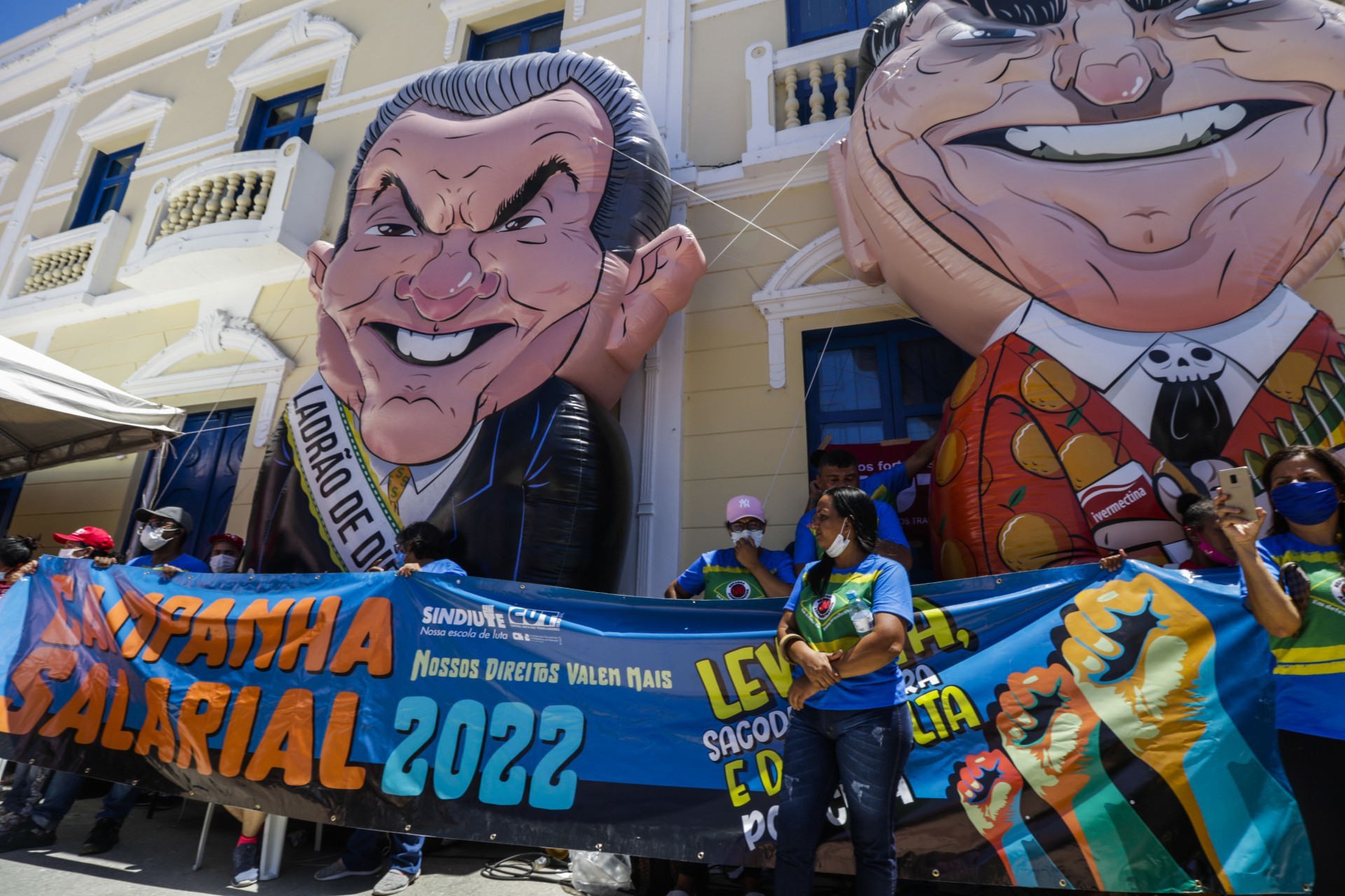 Do lado de fora do Pa&ccedil;o Municipal, servidores fizeram manifesta&ccedil;&atilde;o a favor do reajuste
