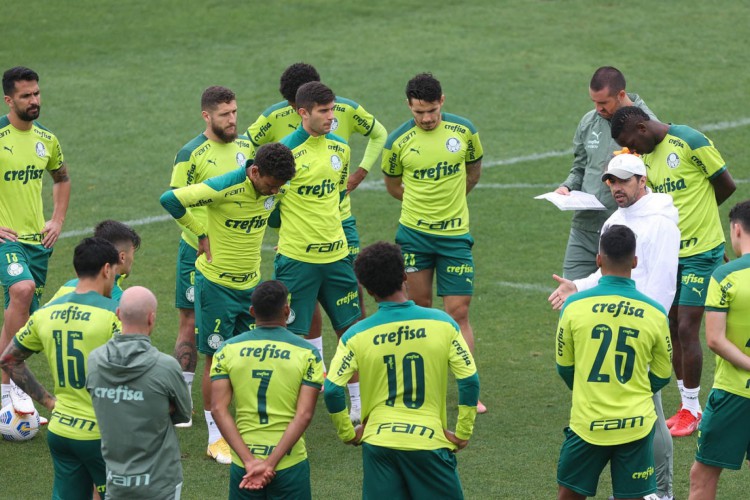 Técnico Abel Ferreira conversa com jogadores do Palmeiras em treino na Academia de Futebol