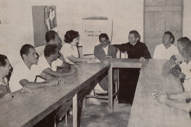 Padre Hélio Campos, Aldaci Barbosa e moradores do Pirambu em reunião do Conselho de Representantes do Bairro em 1962.(Foto: Arquivo da Arquidiocese de Fortaleza)