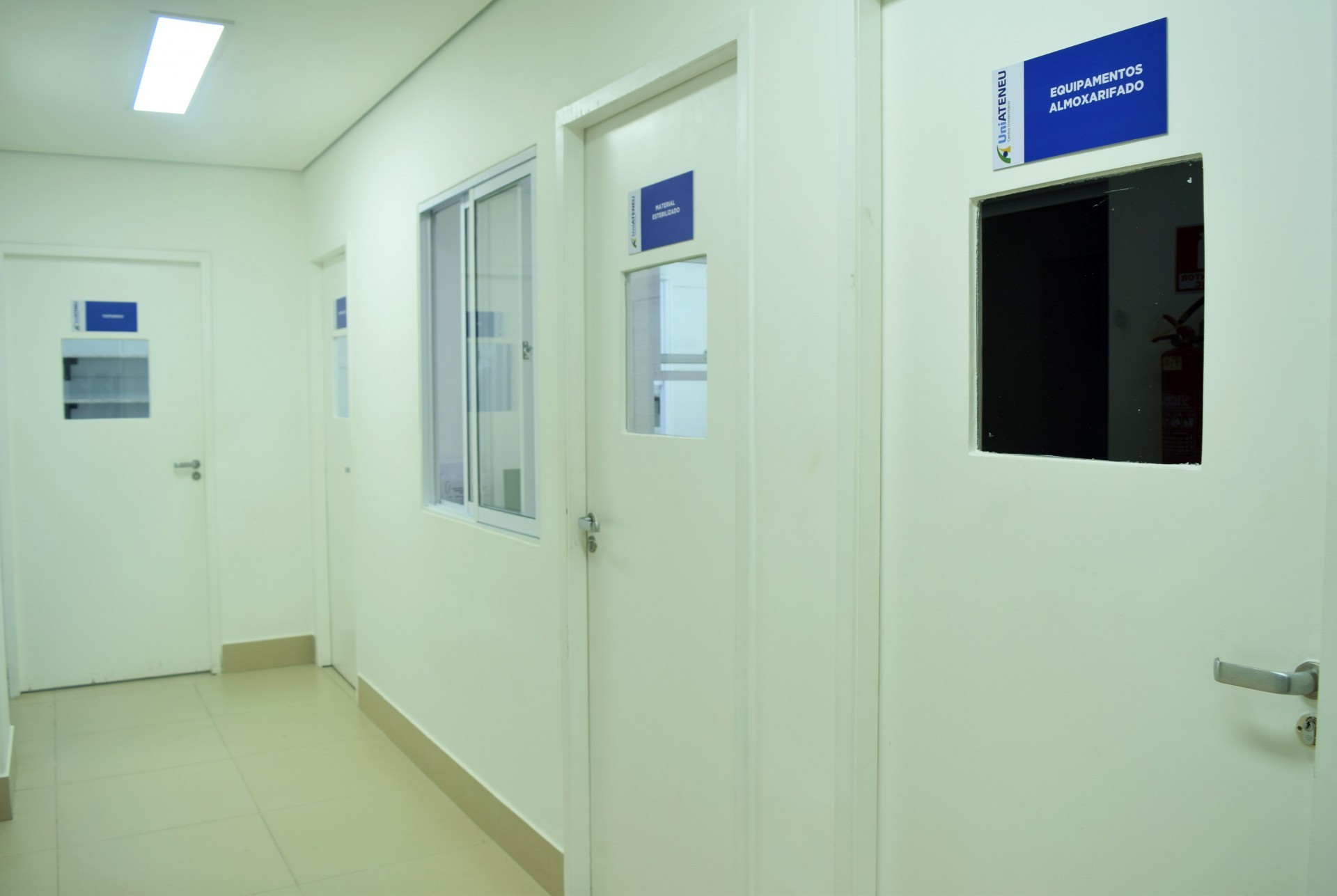 O equipamento dispõe de uma estrutura de apoio para as práticas, como sala de raio X periapcal, farmácia, estação de imagens, sala de expurgo entre outros ambientes