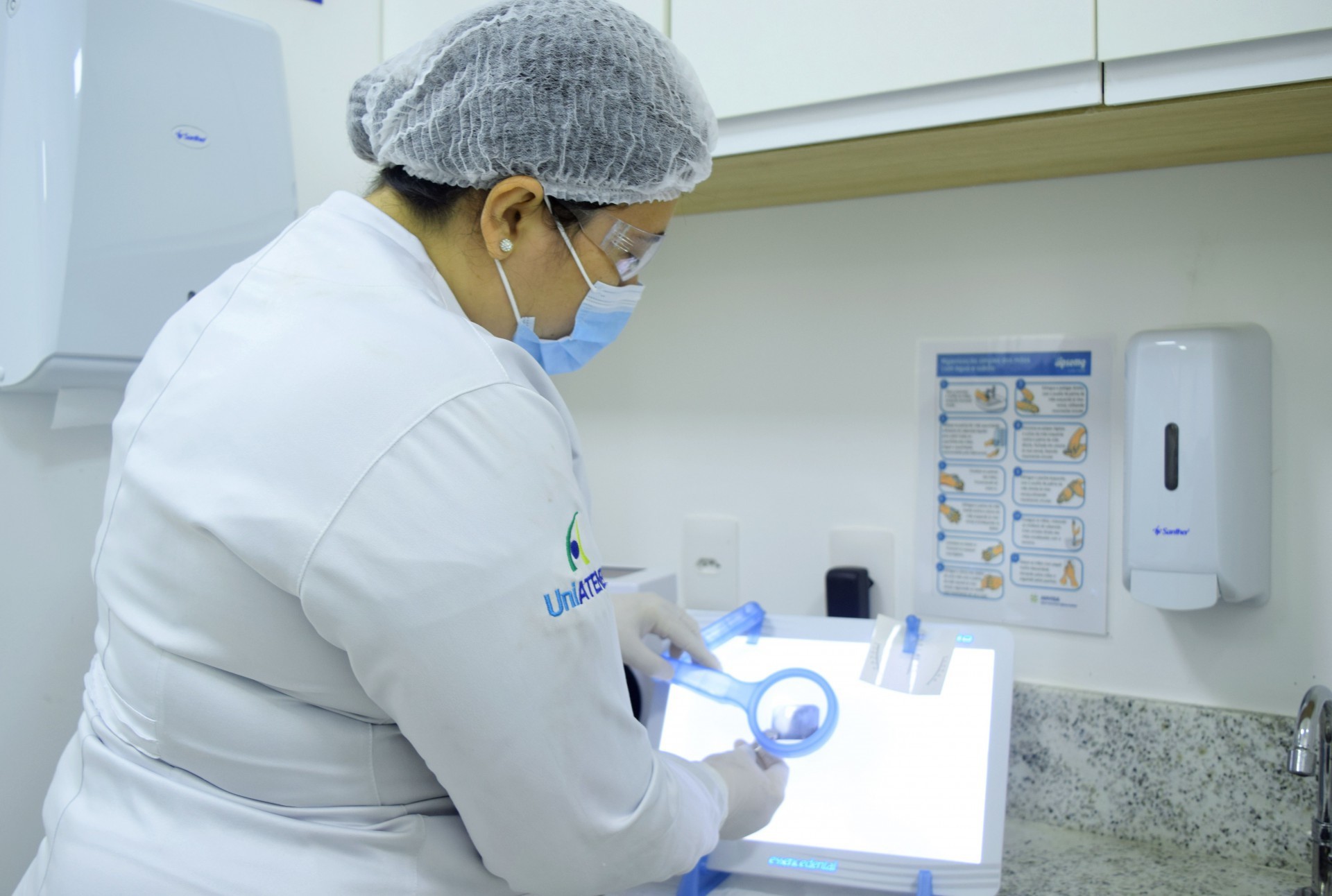 Um dos espa&ccedil;os de experimento dos alunos &eacute; o de revela&ccedil;&atilde;o de raio X, para a tomada de decis&atilde;o dos tratamentos dos pacientes