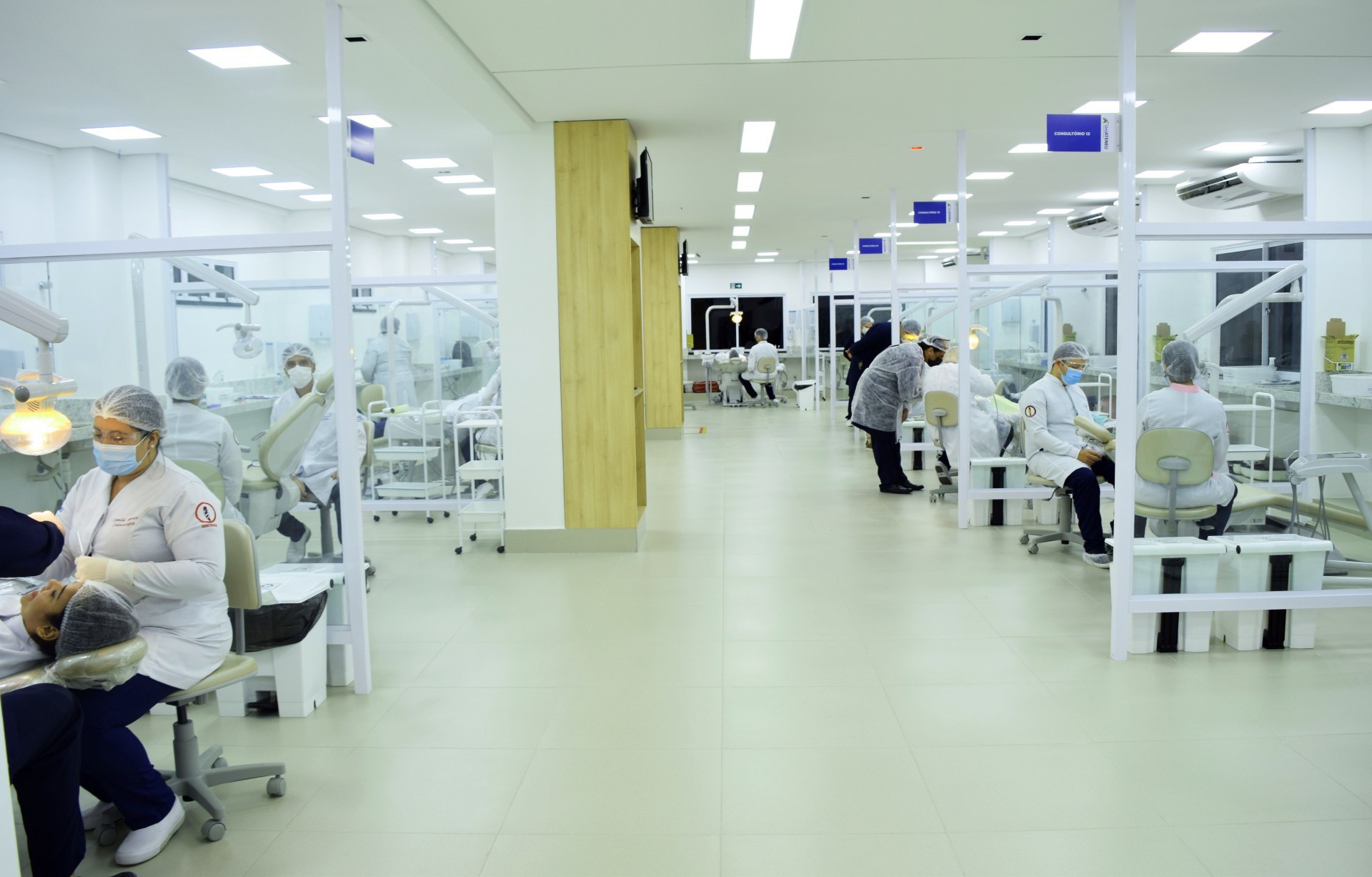 Os 15 consult&oacute;rios odontol&oacute;gicos est&atilde;o todos preparados com equipamentos de &uacute;ltima gera&ccedil;&atilde;o para o melhor atendimento aos pacientes