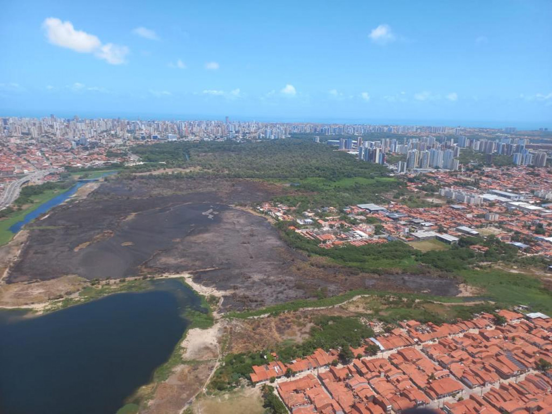Vista aérea do local atingido pelo incêndio no Parque do Cocó entre 17 e 18 de novembro de 2021 (Foto: Divulgação/Sema)