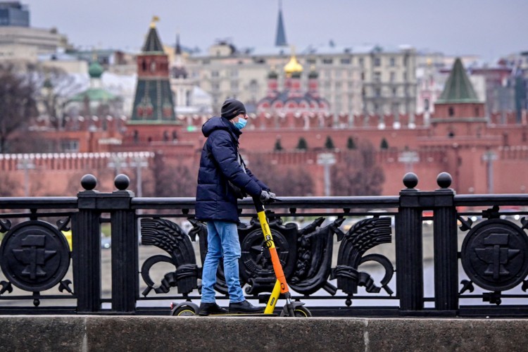Pedestre de máscara caminha por Moscou, capital da Rússia. País vive recorde de mortes por Covid-19