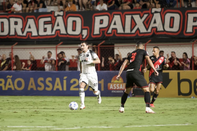 Vina, autor do gol do Ceará no empate por 1 a 1 contra o Atlético-GO, pela 34ª rodada