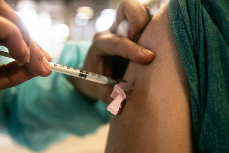 Fortaleza iniciou a aplicação da dose de reforço (D3) em pessoas abaixo de 60 anos de idade no último sábado, 20