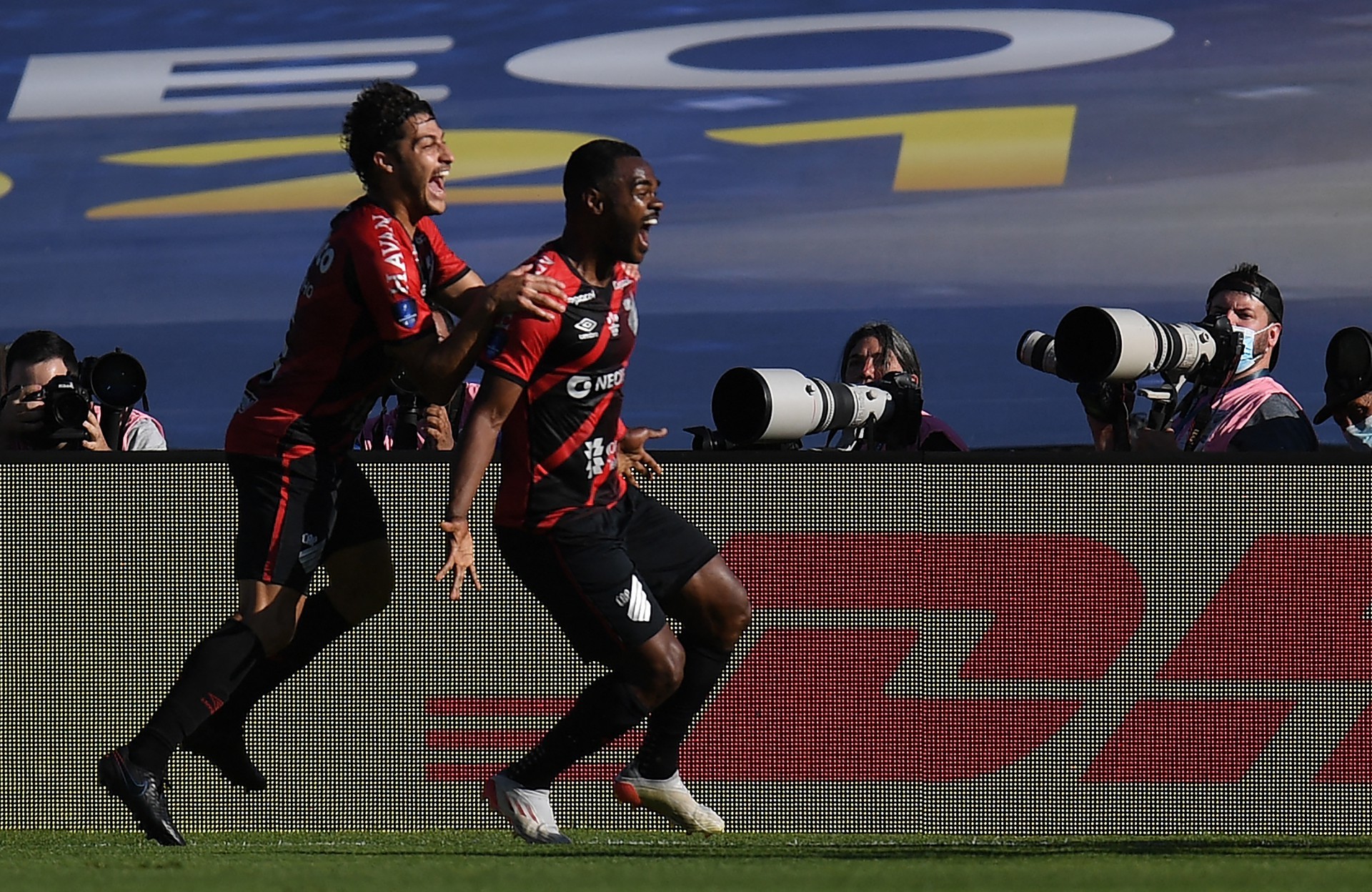 NIKÃO (D) fez o gol da vitória e garantiu o título da Copa Sul-Americana (Foto: EITAN ABRAMOVICH / AFP
)