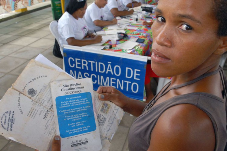 São Lourenço da Mata (PE) - A recicladora Flávia Carla de Oliveira perdeu a certidão do filho de 11 anos em uma mudança e usa o cartão de vacinação para fazer a matrícula na escola