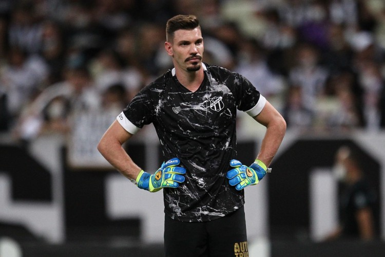 Suspenso, o Ceará não contará com o goleiro João Ricardo para o duelo contra o Atlético-MG pelo Brasileirão. 