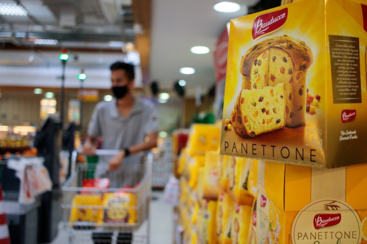 Procura de produtos natalinos em supermercados de Fortaleza