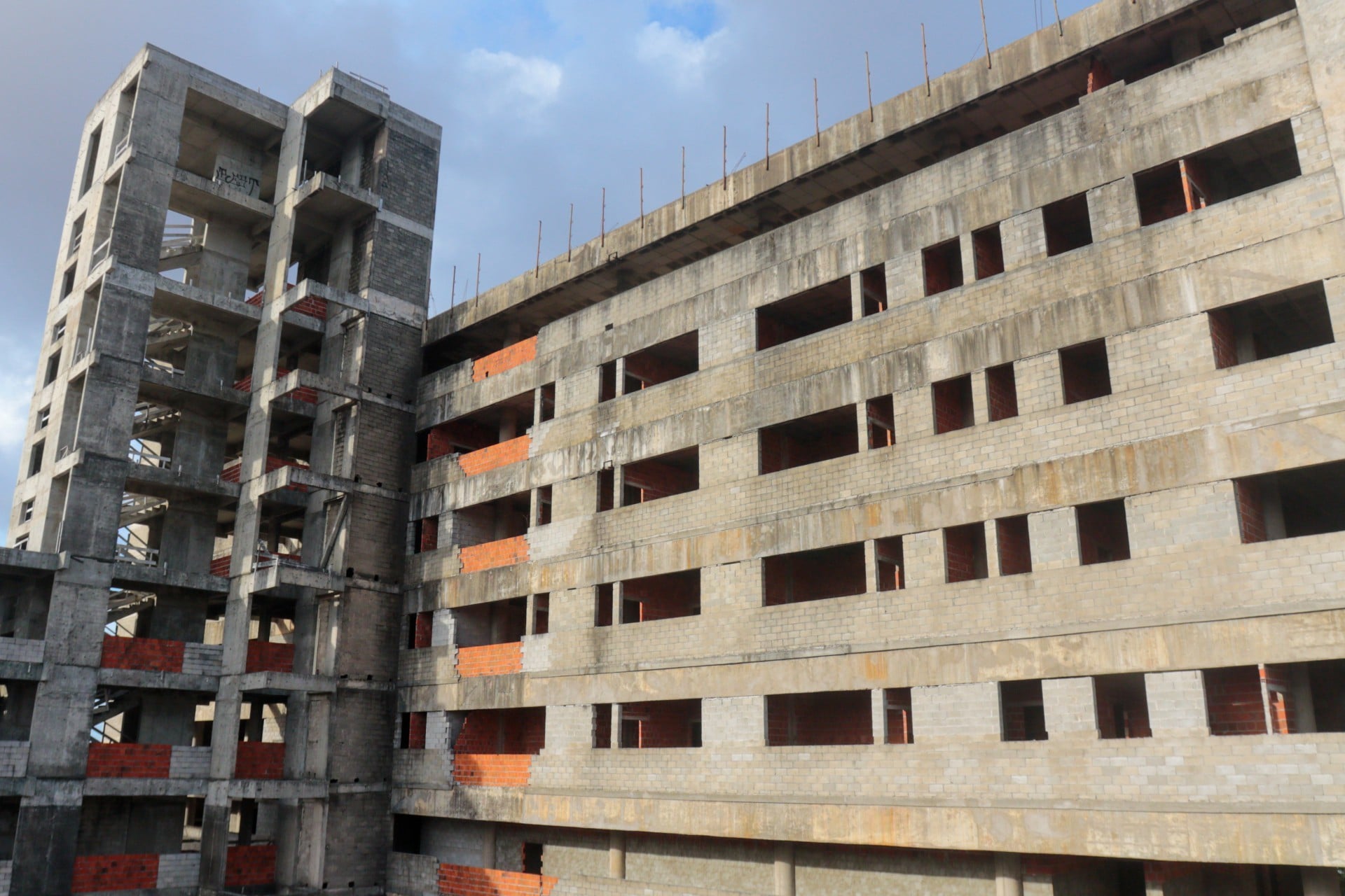 FORTALEZA, CE, 22-11-2021: O ICM, instituto dirigido pelo Dr Cabeto, ex-secretário de saúde, constroi há anos um hospital no Porangabussu, próximo aos centros de saúde da Univeridade Federal do Ceará. Agora, decidiram doar o terreno e o que foi construido até agora para a UFC. As fotos destacam o estágio de construção até agora do prédio, que se encontra com obras paralisadas. Porangabussu, Fortaleza. (BÁRBARA MOIRA/ O POVO)  (Foto: Bárbara Moira)