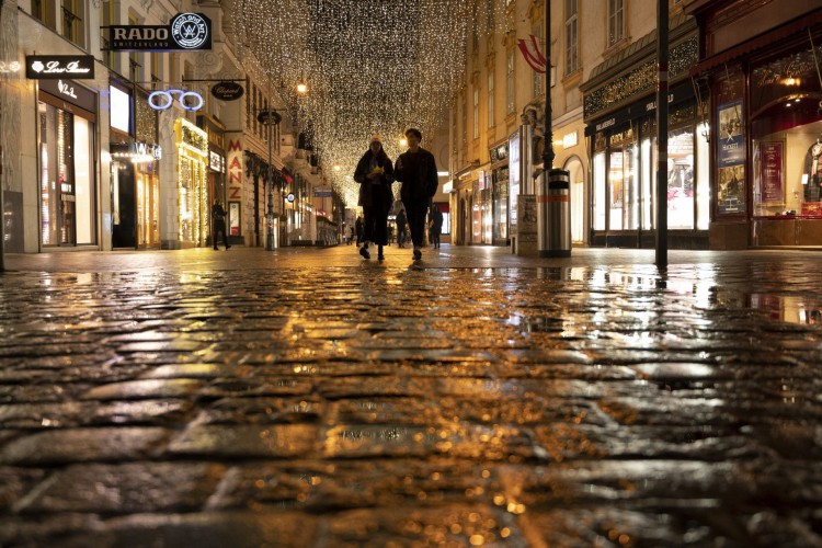 Casal caminha pelas ruas de Vienna, na Áustria. País decretou lockdown por casua da Covid