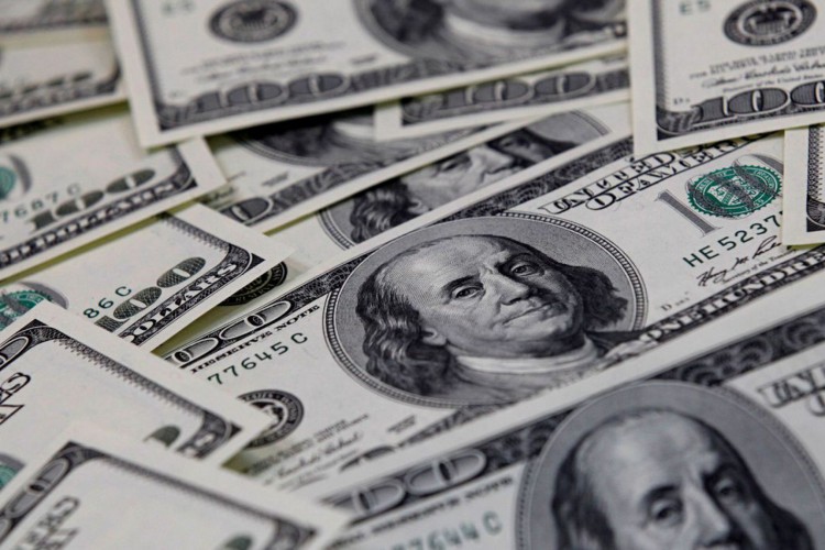 Dólar encosta em R$ 5,61, pressionado por mercado externo