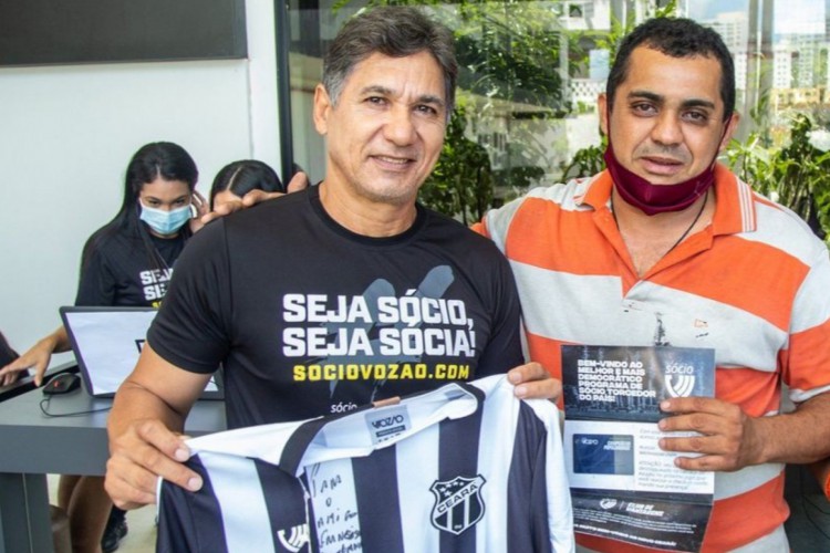 Sérgio Alves ao lado do torcedor Francisco, na sede do Ceará