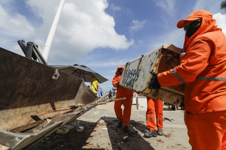 FORTALEZA, CE, BRASIL, 22.11.2021: Limpeza da orla do Mucuripe. Prefeitura realizou nessa manha uma ação de retirada de lixo do mucuripe. (Thais Mesquita/OPOVO)