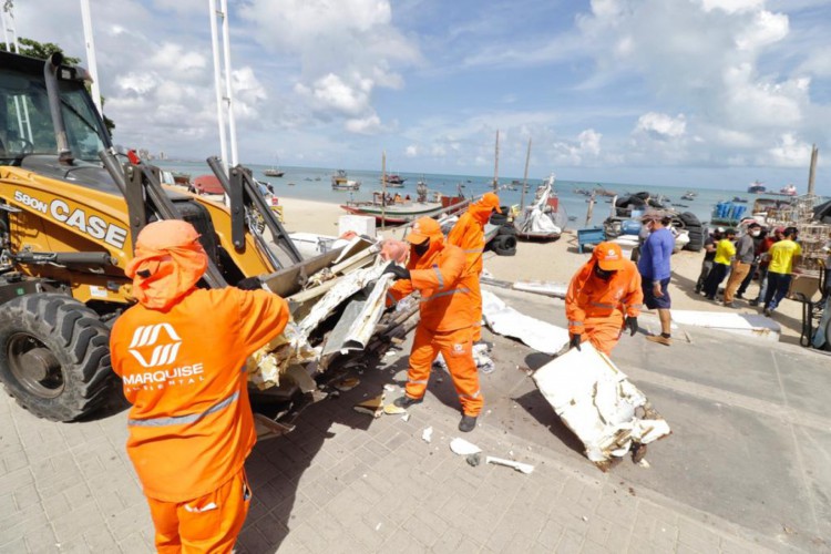 Prefeitura de Fortaleza realiza, nesta terça-feira, 23, uma ação de limpeza na orla do bairro Mucuripe. 