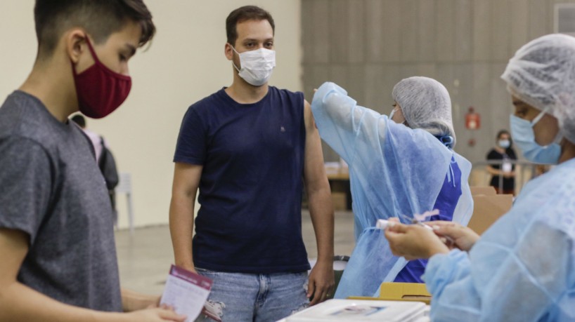 Vacinação no Centro de Eventos: procura aumentou com exigência do passaporte(foto: Thais Mesquita)