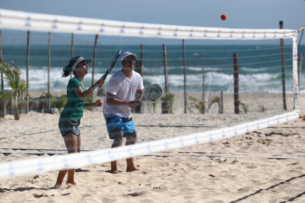 Arena do Tigrão, na praia do Futuro, recebe praticantes de beach tennis(Foto: FABIO LIMA)