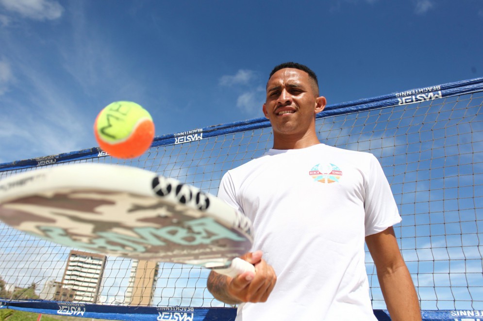Matheus Santiago, professor de beach tennis, vê o crescimento do número de praticantes de beach tennis em Fortaleza(Foto: FABIO LIMA)