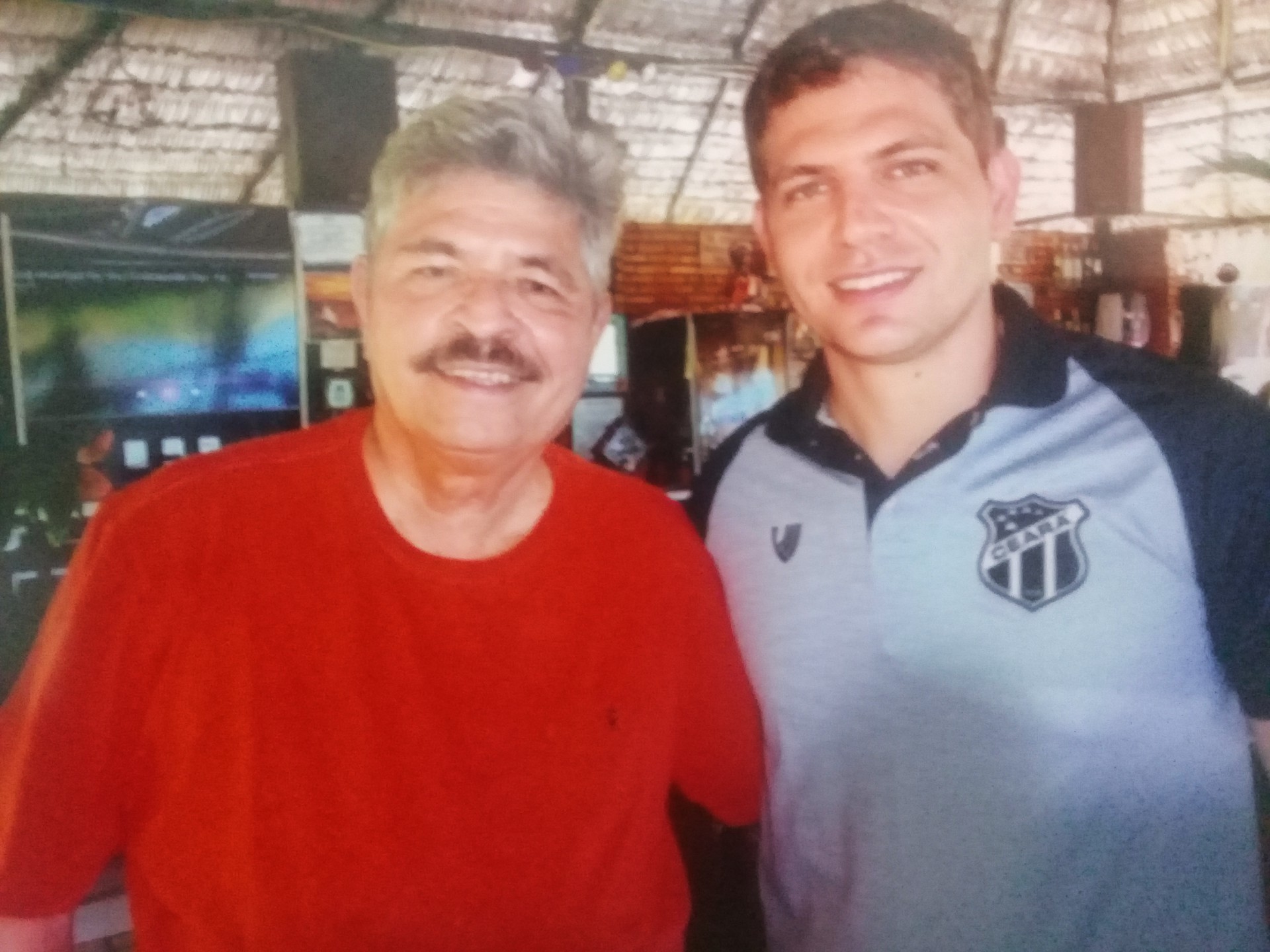 Dr Joaquim Gadelha, que estreia amanhã na Unidos do Natal, aparece com filho Márcio, médico que serve à Seleção Brasileira
 (Foto: 2511_LUCIO)