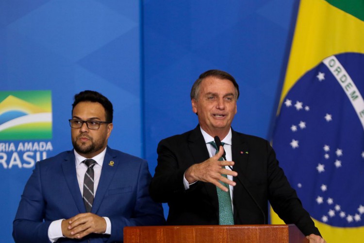 O presidente Jair Bolsonaro  participa de solenidade de certificação do Programa Nacional das Escolas Cívico-Militares, no Palácio do Planalto