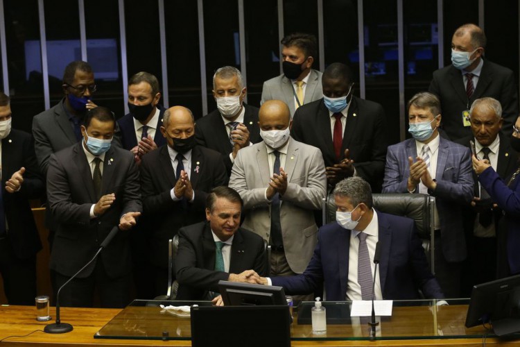 O presidente Jair Bolsonaro é homenageado com a Medalha Mérito Legislativo, durante sessão solene na Câmara dos Deputados