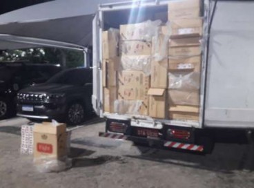 Agentes da Polícia Militar do Ceará interceptam carga de cigarros contrabandeados do Paraguai 