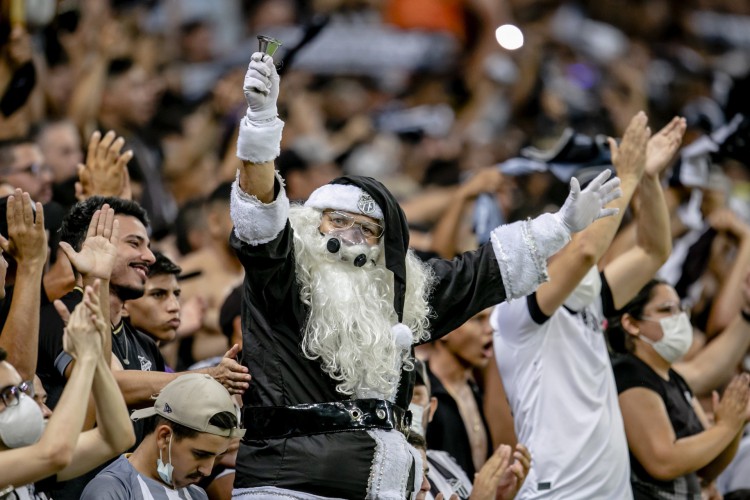 Torcida do Ceara comemorando vitória sobre o Corinthians, pelo Campeonato Brasileiro, na Arena Castelão.