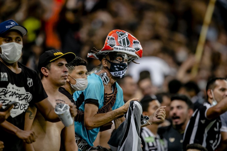 FORTALEZA, CE, BRASIL, 20-11.2021: Torcida do Ceara comemorando. Ceara x Corinthians, pelo Campeonato Brasileiro, na Arena Castelão. em epoca de COVID-19. (Foto:Aurelio Alves/ Jornal O POVO)