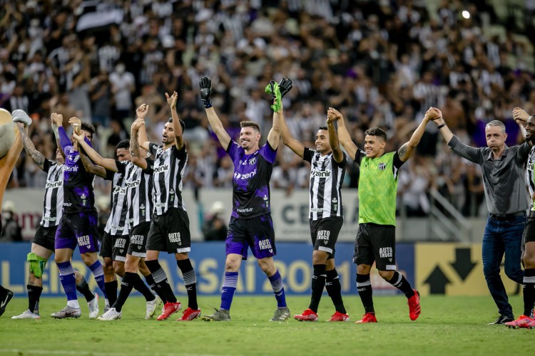 FORTALEZA, CE, BRASIL, 20-11.2021: Time do Ceara comemora com a torcida. Ceara x Corinthians, pelo Campeonato Brasileiro, na Arena Castelão. em epoca de COVID-19. (Foto:Aurelio Alves/ Jornal O POVO)