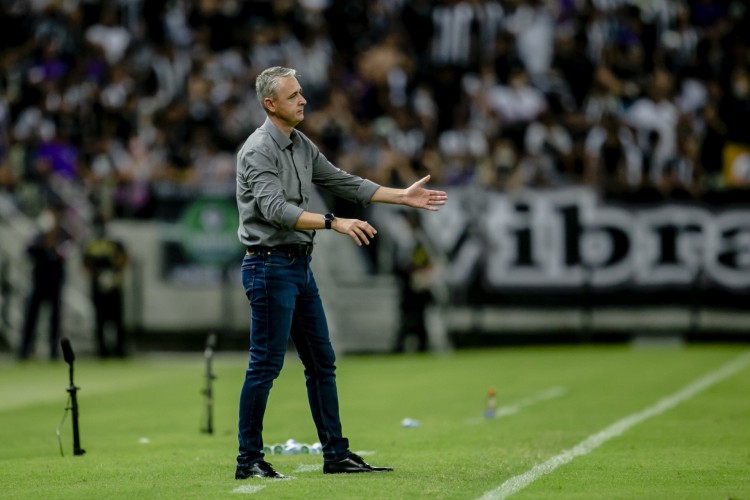 Tiago Nunes ainda busca o time ideal do Ceará para a temporada 2022