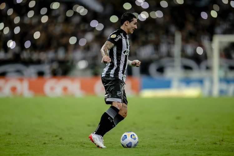 Vina volta ao time titular do Ceará contra o Iguatu