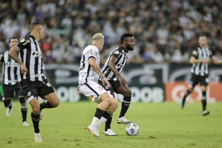 Mendoza disputa bola em duelo do Ceará diante do Corinthians, pela 35ª rodada do Brasileirão. 