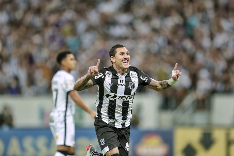 Vina comemora gol marcado para o Ceará no duelo diante do Corinthians, pela 35ª rodada do Brasileirão. 
