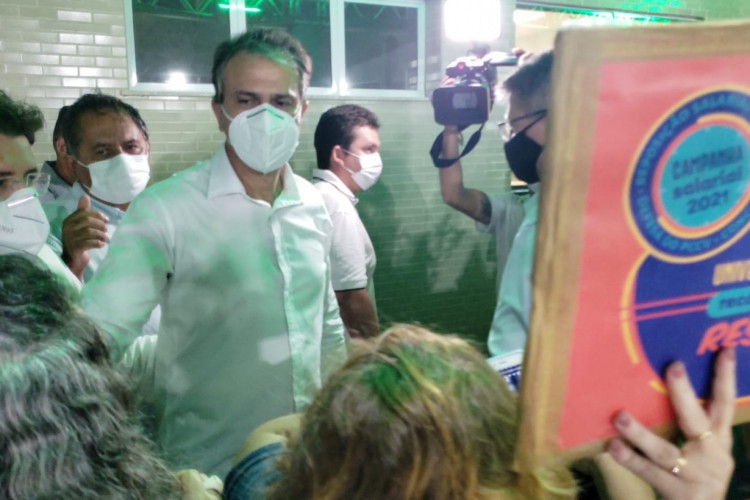 Sindicalistas compareceram à inauguração para apresentar suas reivindicações