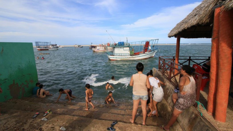 Em fevereiro de 2016, banhistas e barracas da praia de Águas Belas. Carnaval 2016 - Cascavel.(foto: LÉO HENRIQUES/Especial para O POVO - em 06/02/2016)