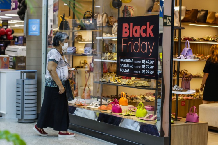 Black Friday 2022: os descontos s&atilde;o o maior atrativo do evento, mas o consumidor deve estar atento; confira o que vale e n&atilde;o vale a pena comprar
