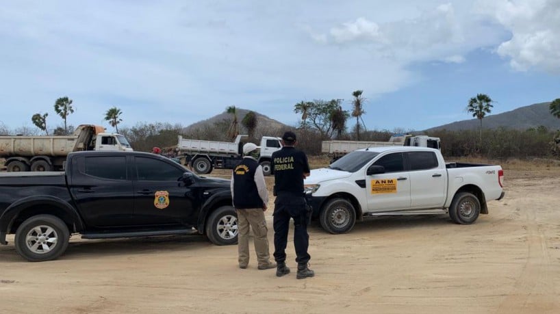Fiscalização no município de Caucaia, na Região Metropolitana de Fortaleza, onde foi constatada exploração ilegal de material mineral(foto: Divulgação)
