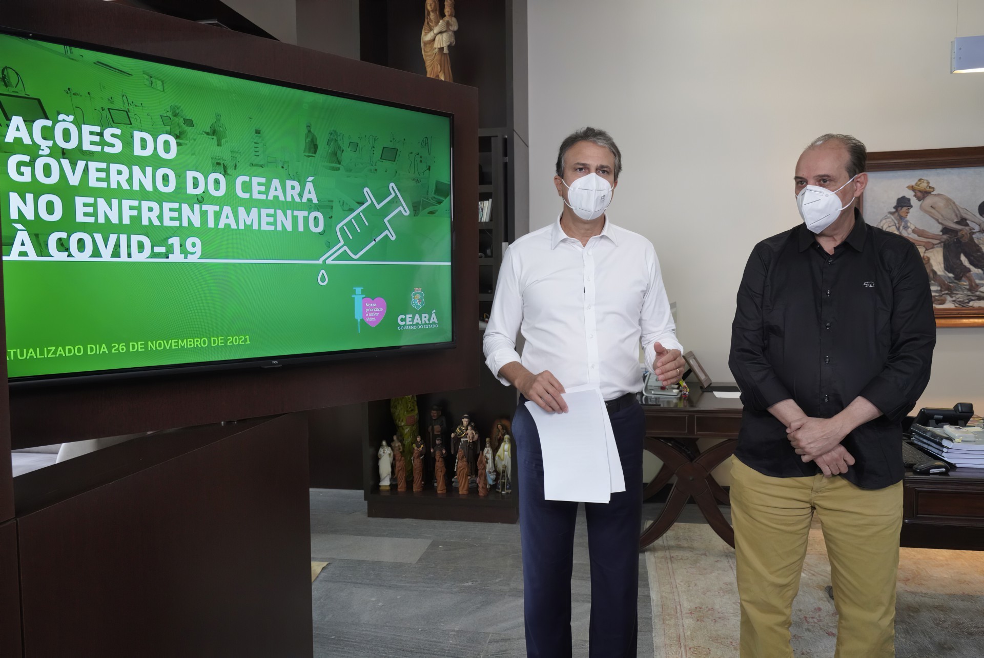 GOVERNADOR Camilo Santana anunciou as mudanças do decreto ao lado do secretário da Saúde, Marcos Gadelha