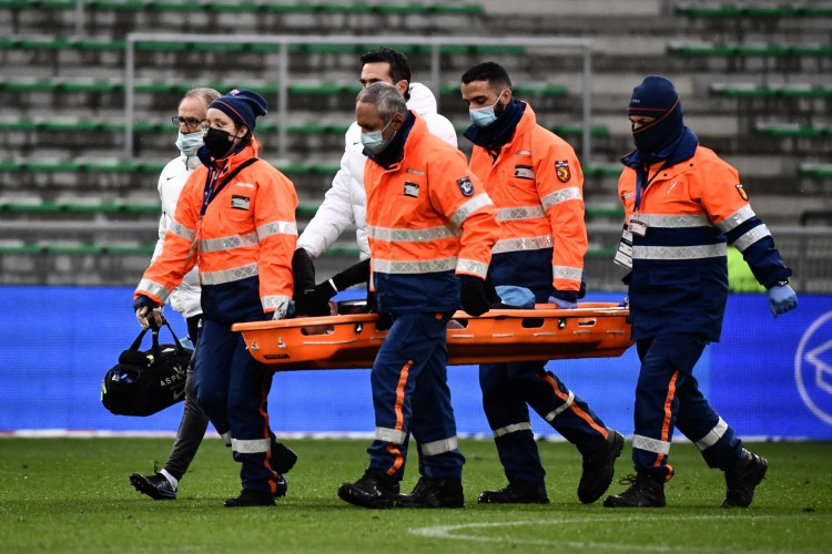 O atacante brasileiro do Paris Saint-Germain, Neymar, é evacuado em uma maca após uma lesão durante a partida de futebol L1 da França entre AS Saint-Etienne e Paris Saint Fermain (PSG)