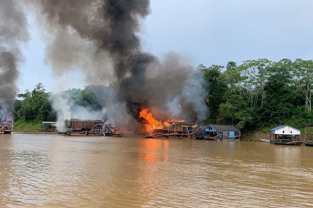 Polícia queimou balsas de garimpo ilegal na Amazônia(Foto: Reprodução/ Tyitter Greenpeace)